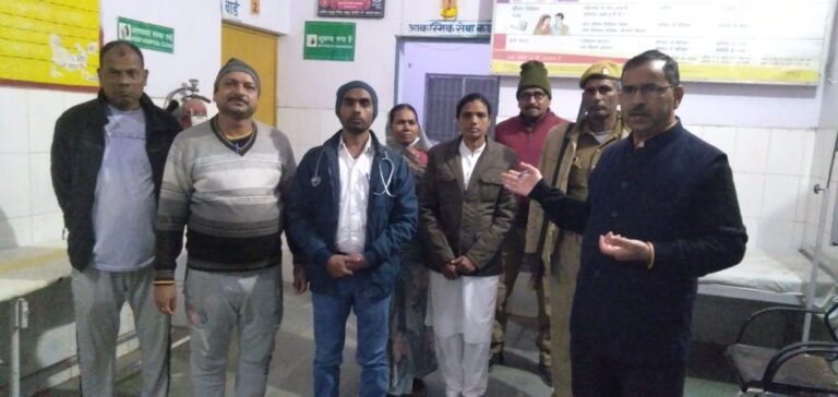 कैसे हो इलाज? दस मेडिकल ऑफिसर समेत 23 स्वास्थ्यकर्मी मिले अनुपस्थित:डीएम ने किया यह कार्रवाई