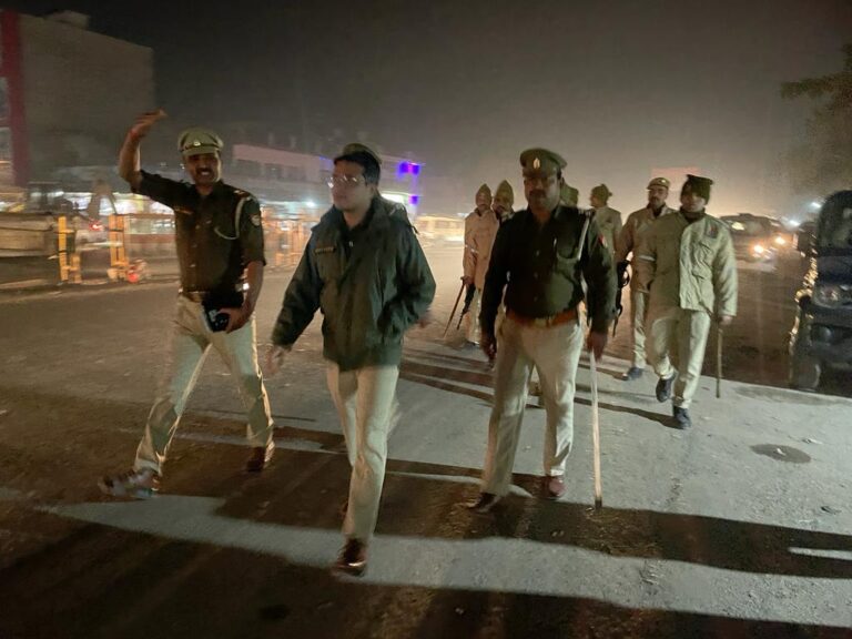 सुरक्षा के दृष्टिकोण से पुलिस अधीक्षक ने कोतवाली पुलिस के साथ शहर में किया गश्त