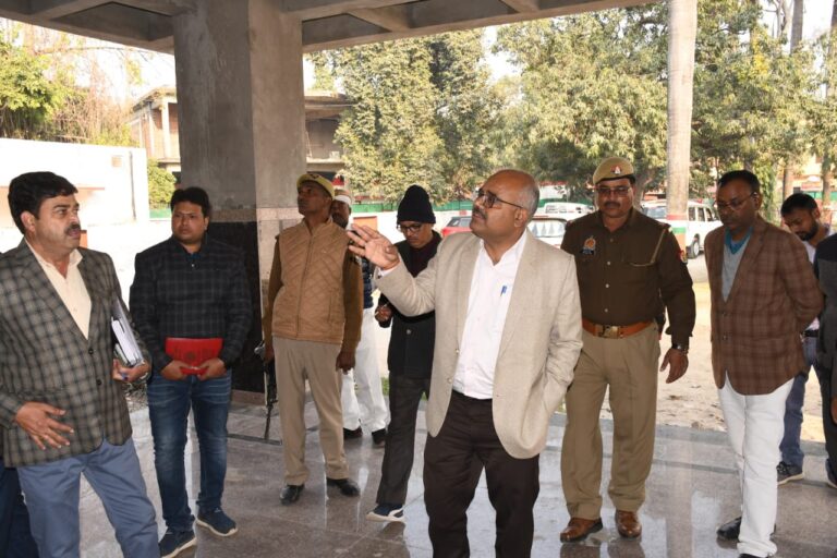 पीडब्लूडी गेस्ट हाउस में 2.68 करोड़ रुपये की लागत से निर्माणाधीन भवन पर कार्य मिला ठप,जिलाधिकारी ने जतायीं नाराजगी