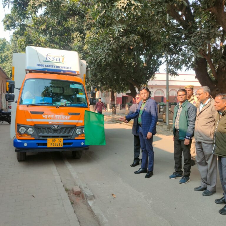 अपर जिलाधिकारी ने एफएसडब्ल्यू वैन को हरी झंडी दिखाकर किया रवाना अपर जिलाधिकारी ने एफएसडब्ल्यू वैन को हरी झंडी दिखाकर किया रवाना
