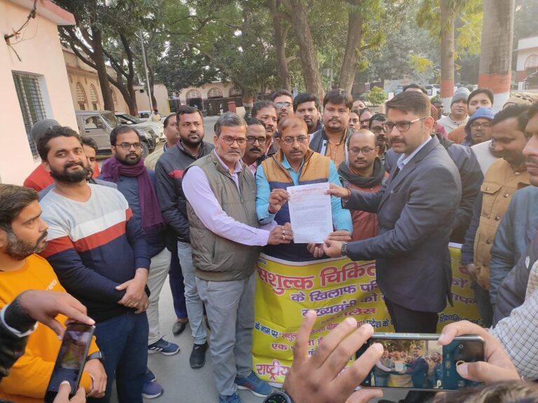 ज्ञापन देकर राष्ट्रीय शैक्षिक महासंघ ने सशुल्क चिकित्सा बीमा सुविधा का किया विरोध