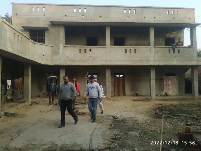 सीडीओ ने कस्तूरबा गांधी बालिका विद्यालय परिसर में निर्मित कराये जा रहे छात्रावास का निरीक्षण