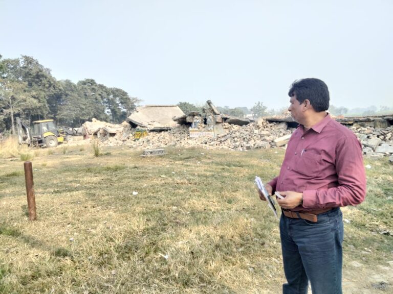 भाटपाररानी:खेल के मैदान पर बने अवैध भवन का हुआ ध्वस्तीकरण
