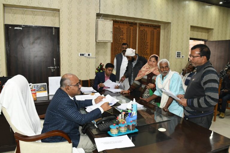 जिलाधिकारी के जनता दर्शन कार्यक्रम की बढ़ी लोकप्रियता