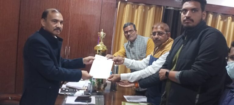 शिक्षक समस्याओं को लेकर बीएसए से मिले शिक्षक संघ के  पदाधिकारी