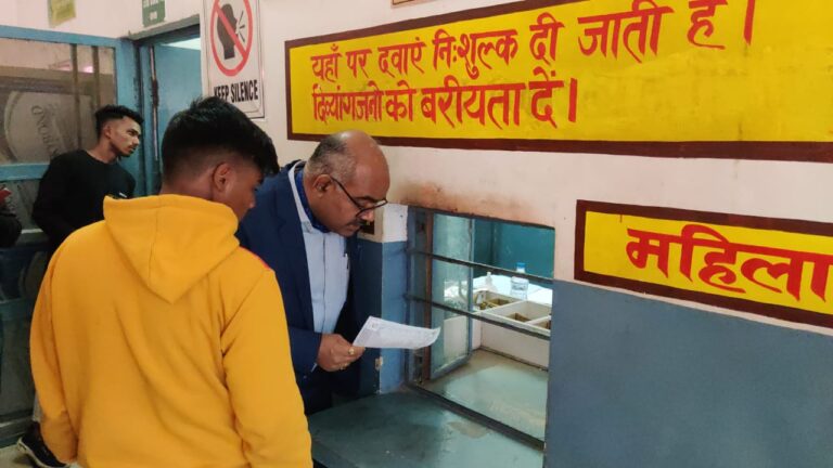 डीएम ने लार स्वास्थ्य केन्द्र का किया निरीक्षण,खामियां मिली फार्मासिस्ट का वेतन रोका,MOIC से जवाब तलब