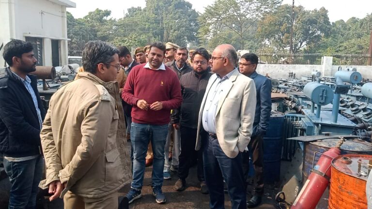 जिलाधिकारी ने किया विद्युत विभाग के वर्कशॉप का निरीक्षण जिलाधिकारी ने किया विद्युत विभाग के वर्कशॉप का निरीक्षण