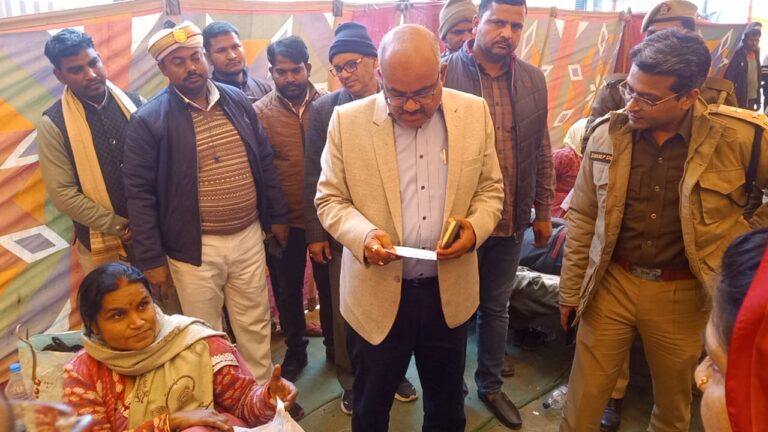 डीएम व एसपी ने चैरिटेबल संस्था द्वारा स्थापित अस्थायी चिकित्सालय का किया निरीक्षण