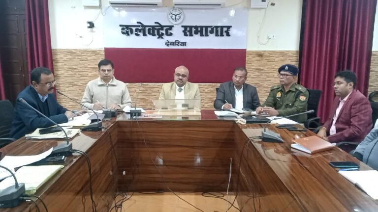 कोविड-19 के नए वेरियंट को लेकर डीएम ने स्वास्थ्य विभाग को सतर्क रहने का दिया निर्देश