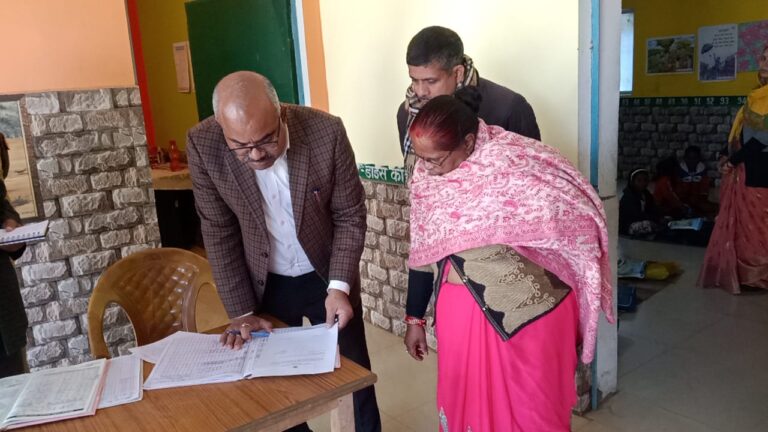 डीएम ने किया इस स्कूल का अचानक निरीक्षण, अनुपस्थित मिली अध्यापिका तो दिए वेतन काटने के निर्देश
