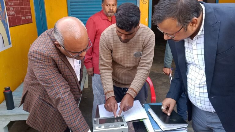 देवरिया के डीएम ने इस सरकारी सस्ते गल्ले की दुकान का किया निरीक्षण, कोटेदार के विरुद्ध मुकदमा दर्ज