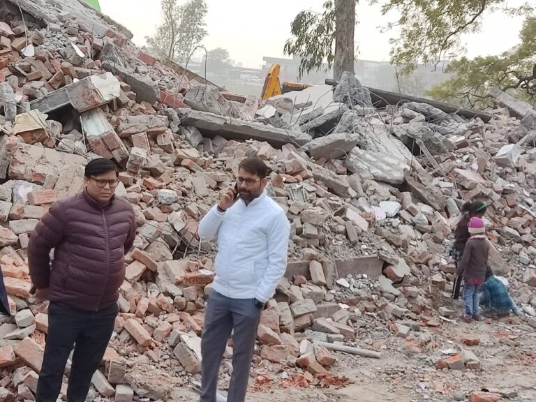 अतिक्रमण पर चला प्रशासन का बुलडोजर अतिक्रमण पर चला प्रशासन का बुलडोजर