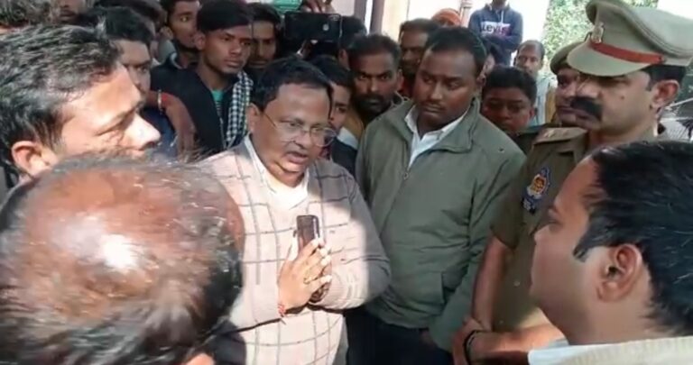 भटनी:भोर में सामुदायिक स्वास्थ्य केन्द्र पर नहीं मिले डाक्टर,इलाज के अभाव में दो शिक्षकों की गयी जान