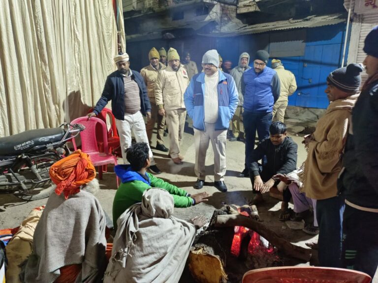 जिलाधिकारी ने देर रात किया रैन बसेरे का निरीक्षण,जरूरतमंदों में किया कंबल वितरण