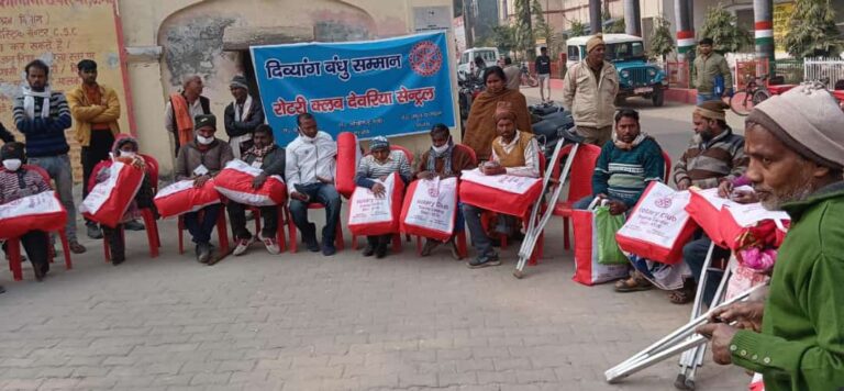 कुष्ठ रोग से स्वस्थ हुए 21 व्यक्तियों को डीएम ने एचडीएल किट देकर किया सम्मानित
