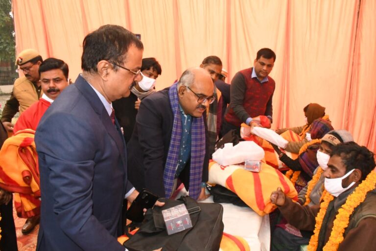 बुजुर्ग दिव्यांग महिला और पुरुषों के बीच बांटे गए कम्बल