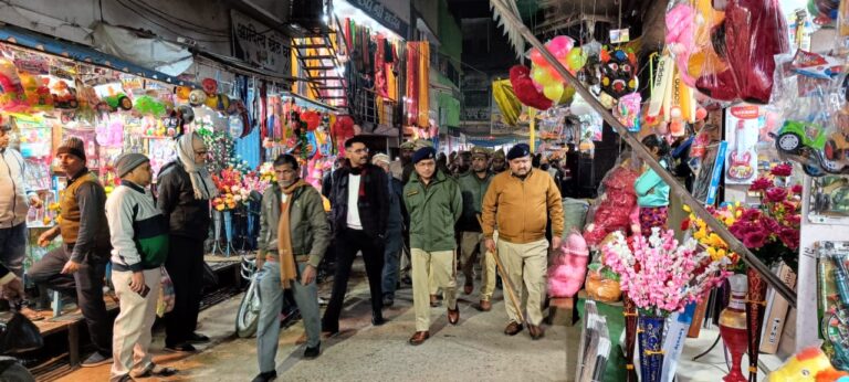 शांति एवं कानून व्यवस्था बनाये रखने के लिए शहर में पुलिस अधीक्षक ने पुलिस बल के साथ किया गस्त