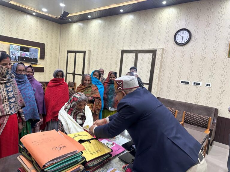 जिलाधिकारी ने जनता दर्शन में वर्ष की प्रथम फरियादी को किया सम्मानित