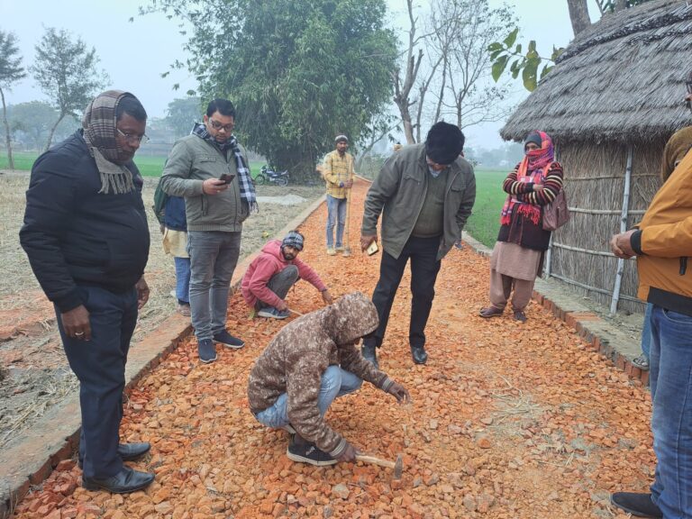 सीडीओ ने किया मनरेगा योजनान्तर्गत चल रहे कार्य का निरीक्षण सीडीओ ने किया मनरेगा योजनान्तर्गत चल रहे कार्य का निरीक्षण