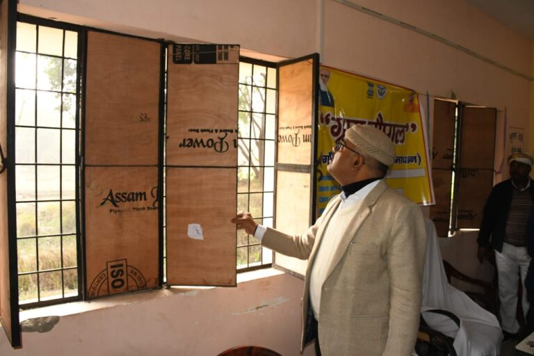 जब डीएम ने नए पंचायत भवन की खिड़की खोली तो हाथ में आ गई खिड़की,पंचायत सचिव निलंबित