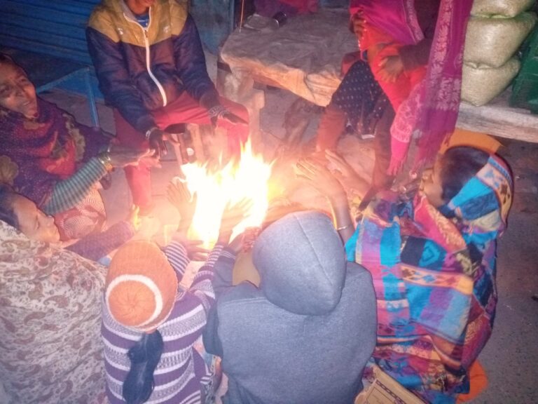 डीएम के निरीक्षण में कई जगहों पर नही मिले अलाव,दो लेखपालों को प्रतिकूल प्रविष्ट