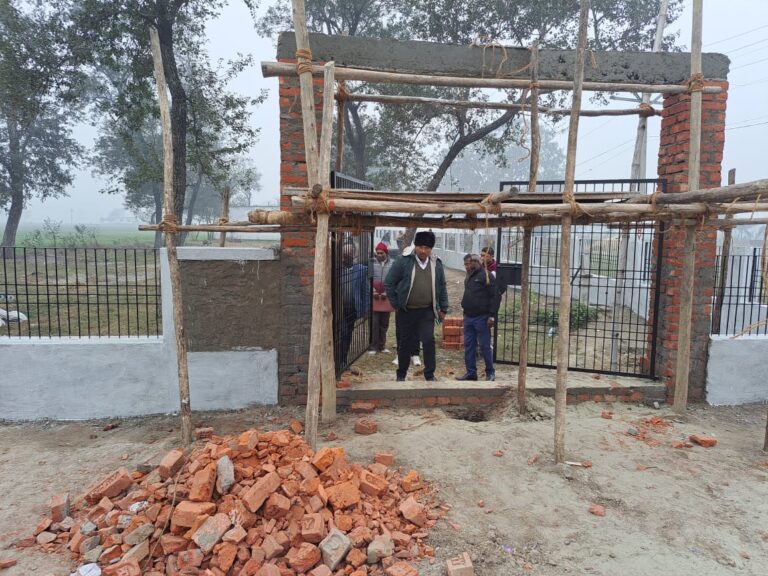 सीडीओ ने किया विकास खण्ड बैतालपुर के ग्राम पंचायत बरनइ मे मनरेगा योजनान्तर्गत बनाये जा रहे खेल मैदान का निरीक्षण
