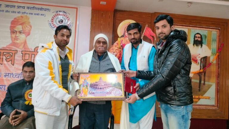 पूर्व छात्र परिषद ने विद्या भारती देवरिया के प्रथम सत्र के छात्र को किया सम्मानित,विषय विशेषज्ञों ने दी कैरियर टिप्स