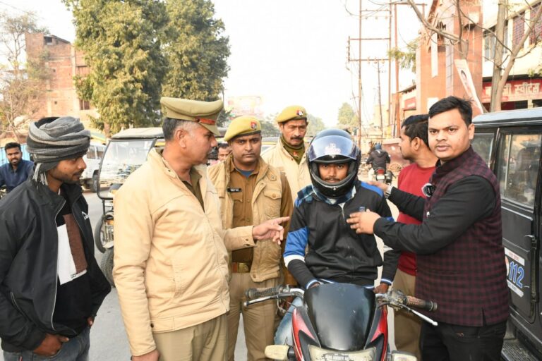 हेलमेट की वजह से सड़क दुर्घटना में बची जान तो अभियान चला कर लोगो में हेलमेट वितरित कर किया जागरूक