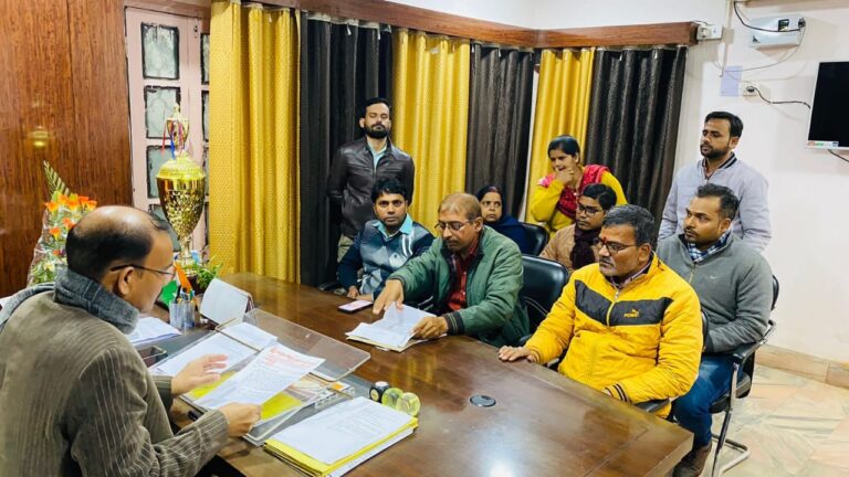 पदोन्नति सहित अन्य मांगों को लेकर बीएसए से मिला शिक्षकों का प्रतिनिधि मंडल