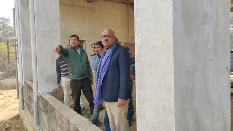 जिलाधिकारी ने किया विभिन्न निर्माणाधीन परियोजनाओं का निरीक्षण, दिए आवश्यक निर्देश