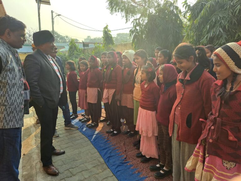 सीडीओ ने किया कस्तूरबा गांधी आवासीय बालिका विद्यालय, बरहज का आकस्मिक निरीक्षण