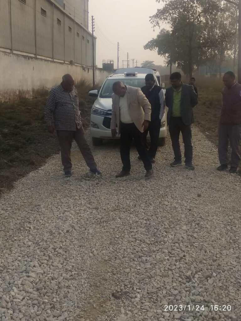 निर्माणधीन सड़क की सीडीओ ने की जांच निर्माणधीन सड़क की सीडीओ ने की जांच