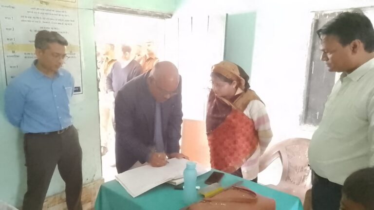 प्रभारी प्रधानाध्यापक एवं सहायक अध्यापक का वेतन अग्रिम आदेश तक बाधित