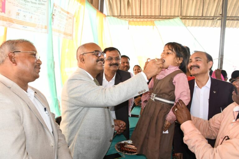 अवश्य खायें पेट के कीड़े मारने की दवा : डीएम अवश्य खायें पेट के कीड़े मारने की दवा : डीएम