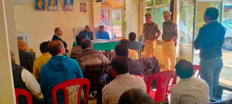 जिलाधिकारी व पुलिस अधीक्षक देवरिया द्वारा थाना मदनपुर में सुनी गयी समस्याएं