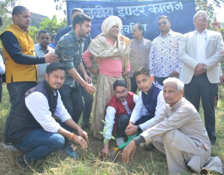 शतक सप्ताह पर देवरिया के जीआईसी प्रांगण में लगाए गए पौधे