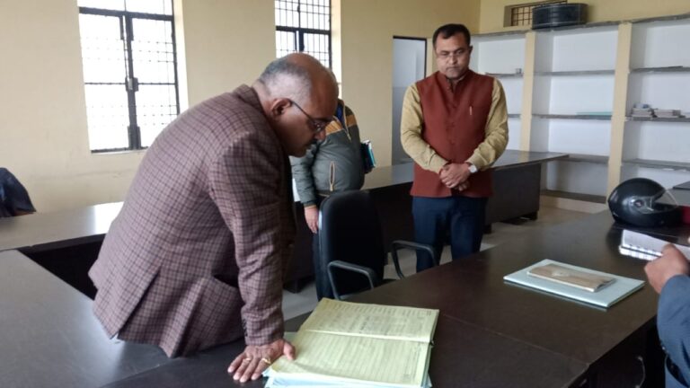 विद्यालय में अव्यवस्था पर डीएम ने जतायी गहरी नाराजगी, प्रभारी प्रधानाध्यापक के विरुद्ध कार्रवाई की संस्तुति