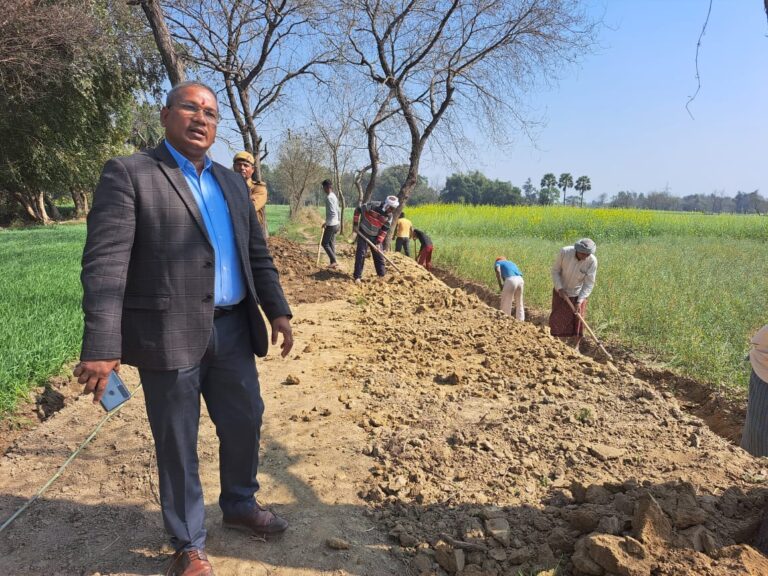 सीडीओ ने किया विकास खण्ड गौरीबाजार के ग्राम पंचायत चरियांव खास मे मनरेगा योजनान्तर्गत निर्माण कार्य का निरीक्षण
