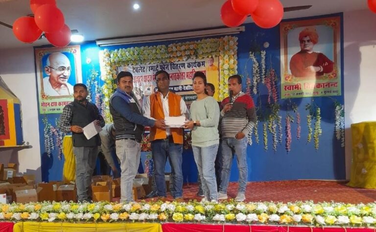 टैबलेट पाकर खिल उठे चेहरे