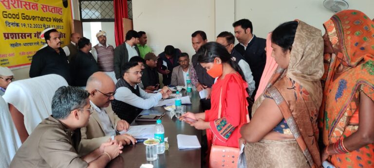 जिलाधिकारी एवं पुलिस अधीक्षक ने भाटपाररानी तहसील में की सुनवाई,नियम विरुद्ध वरासत दर्ज करने पर लेखपाल निलंबित जिलाधिकारी एवं पुलिस अधीक्षक ने भाटपाररानी तहसील में की सुनवाई,नियम विरुद्ध वरासत दर्ज करने पर लेखपाल निलंबित