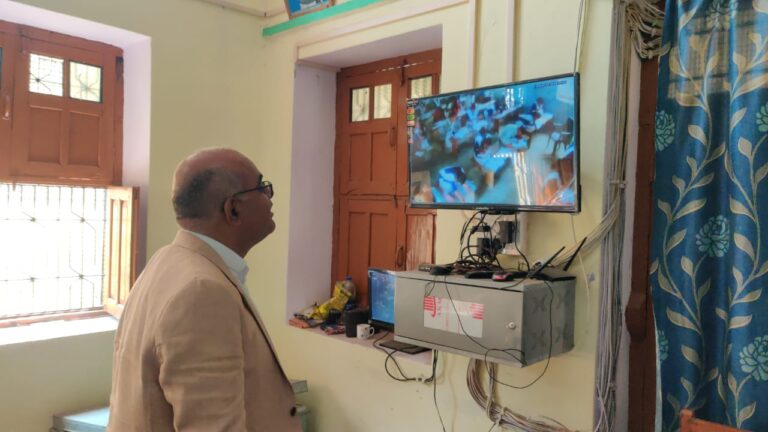 जिलाधिकारी ने किया विभिन्न परीक्षा केंद्रों का निरीक्षण