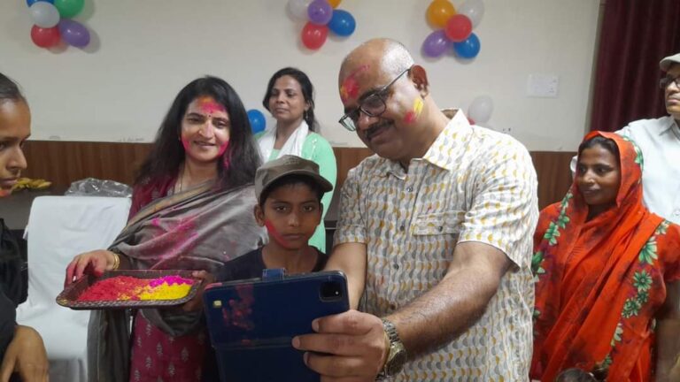 कोविड के दौरान अनाथ हुए बच्चों के साथ डीएम ने मनाई होली,दिए उपहार