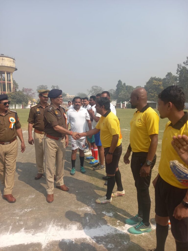 अंतर्जनपदीय पुलिस फुटबाल प्रतियोगिता:बलरामपुर ने सिद्धार्थनगर को हराया