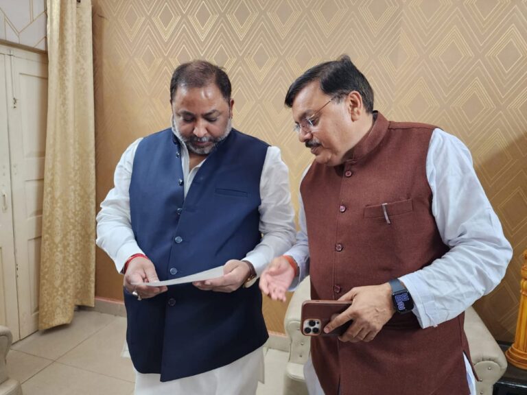 परिवहन निगम की बस के स्टापेज की मांग की