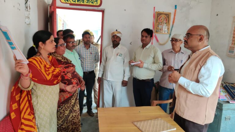 डीएम के निरीक्षण में हस्ताक्षर कर गायब मिली शिक्षामित्र, मानदेय काटने का दिया निर्देश