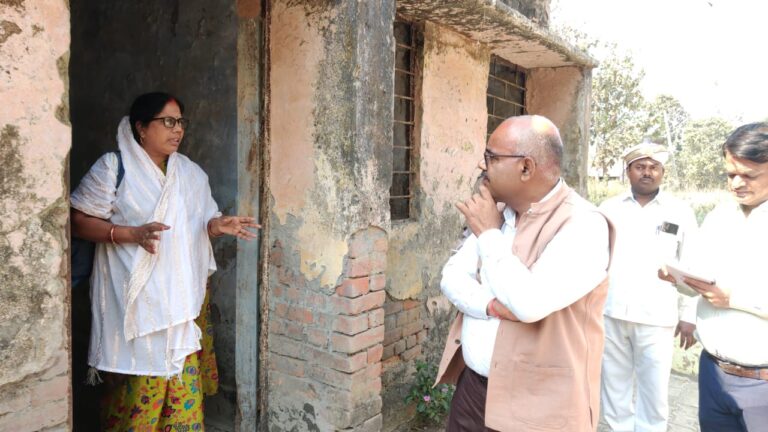 जिलाधिकारी ने किया पहाड़पुर स्थित स्वास्थ्य उप केंद्र का निरीक्षण जिलाधिकारी ने किया पहाड़पुर स्थित स्वास्थ्य उप केंद्र का निरीक्षण