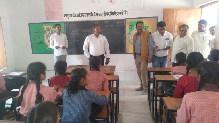 सीडीओ के स्कूल निरीक्षण में खुली पोल,छात्रों को पहाड़ा तक नही याद सीडीओ के स्कूल निरीक्षण में खुली पोल,छात्रों को पहाड़ा तक नही याद