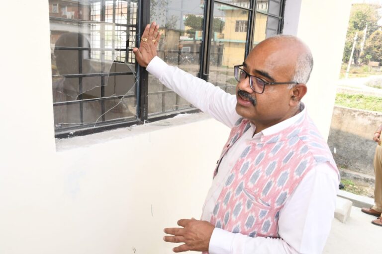 घटिया गुणवत्ता के कार्य पर डीएम ने जतायी नाराजगी, जांच के लिए किया तीन सदस्यीय समिति का गठन