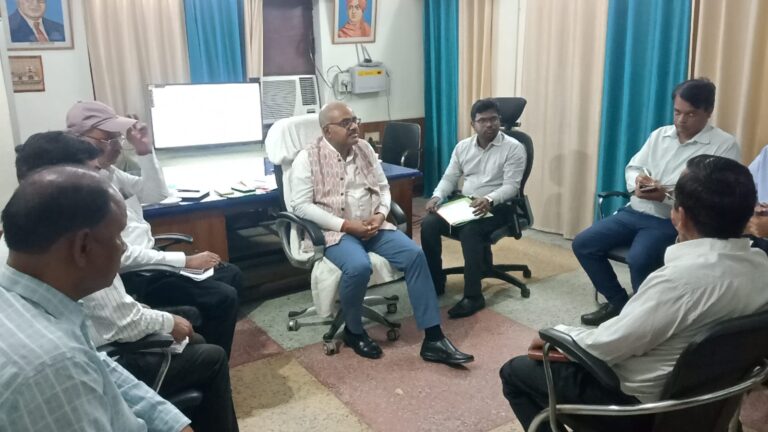 नदियों के किनारे पर्यावरण हितैषी गतिविधियों को दिया जाएगा बढ़ावा: डीएम