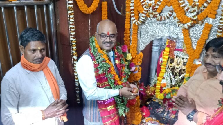 जिलाधिकारी ने किया देवरही माता मंदिर में मां आदि शक्ति की आराधना जिलाधिकारी ने किया देवरही माता मंदिर में मां आदि शक्ति की आराधना